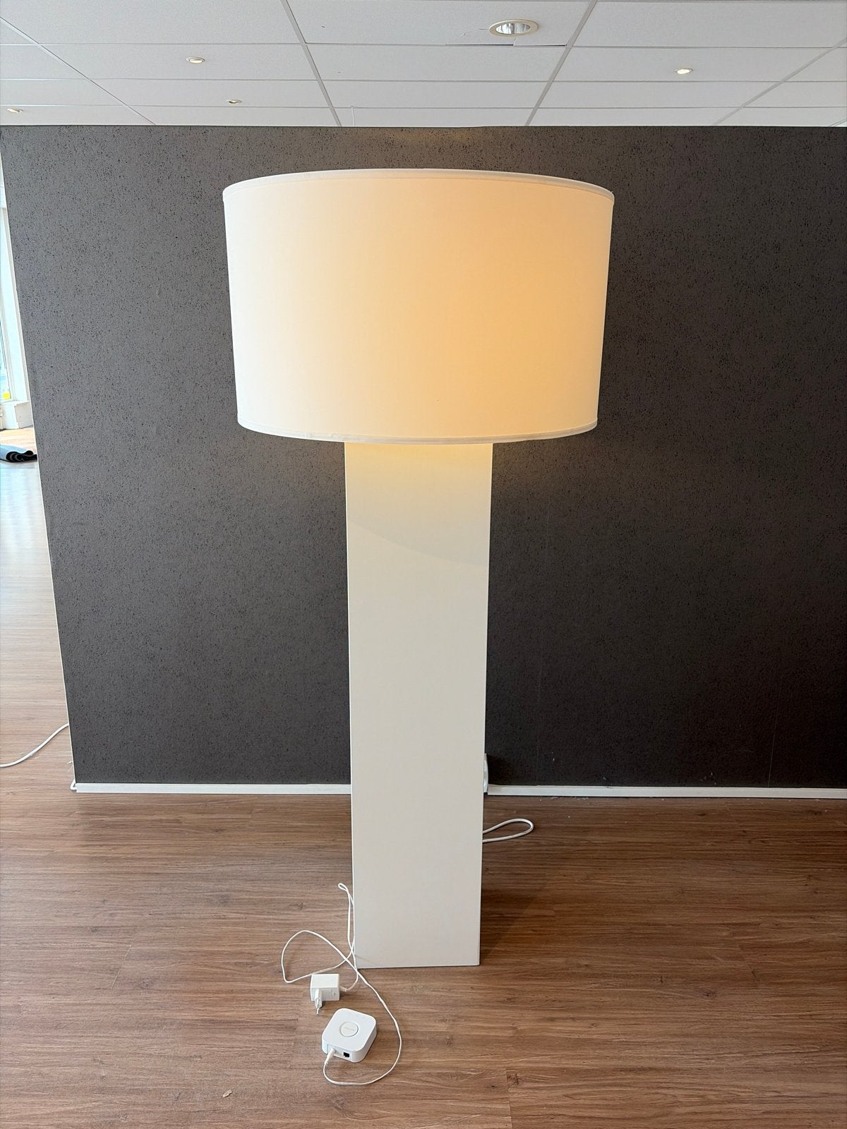 Moderne vloerlamp met Philips Hue bridge, Ophalen, Textiel, E27 (groot), Zo goed als nieuw