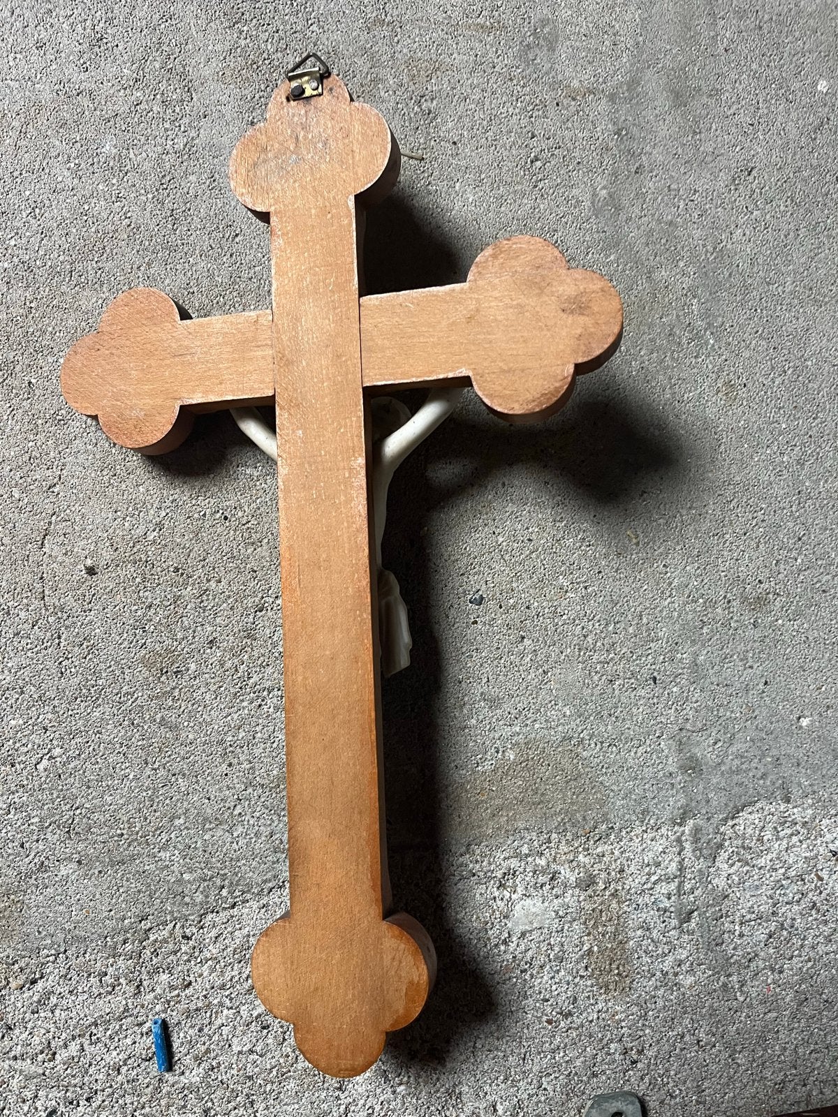 Houten kruisbeeld met marmeren Christus beeld, Ophalen of Verzenden