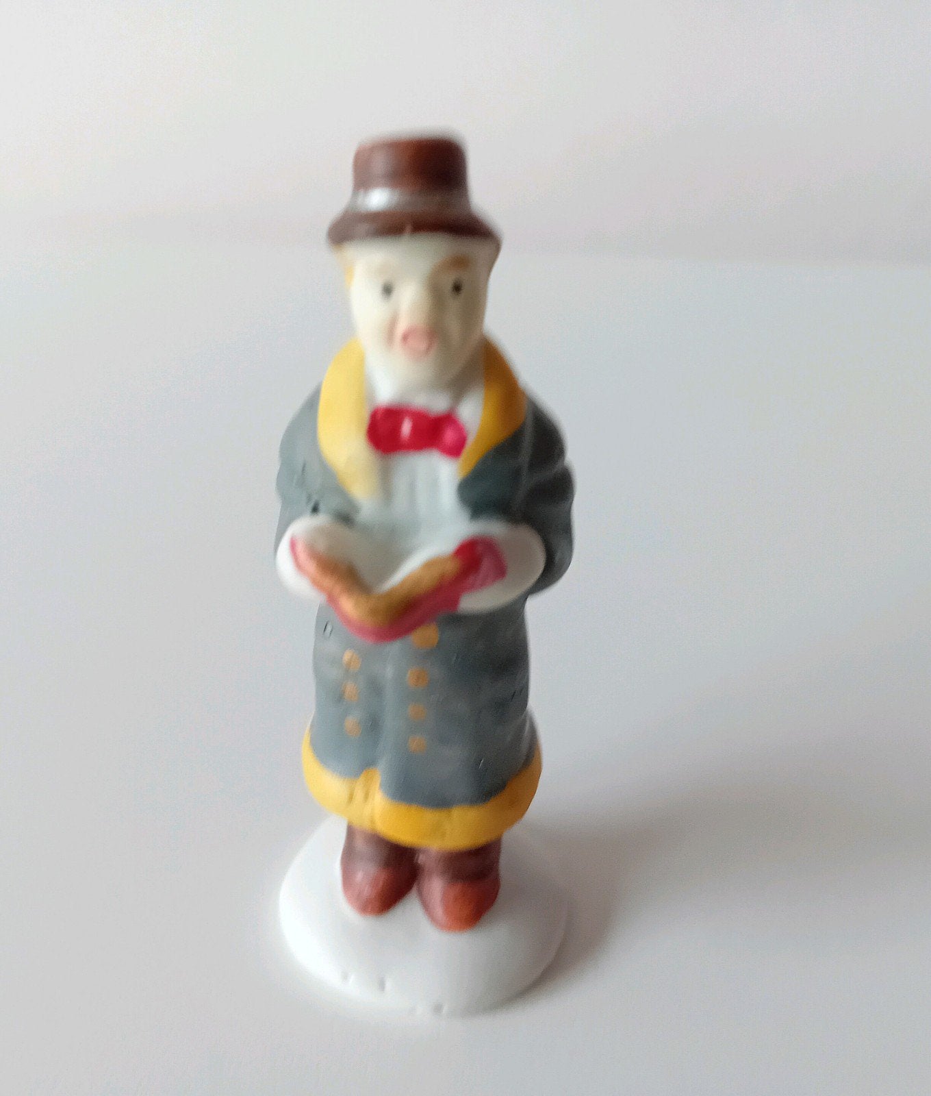 Lemax carolling man, retired, Lemax figuur porselein, Ophalen of Verzenden
