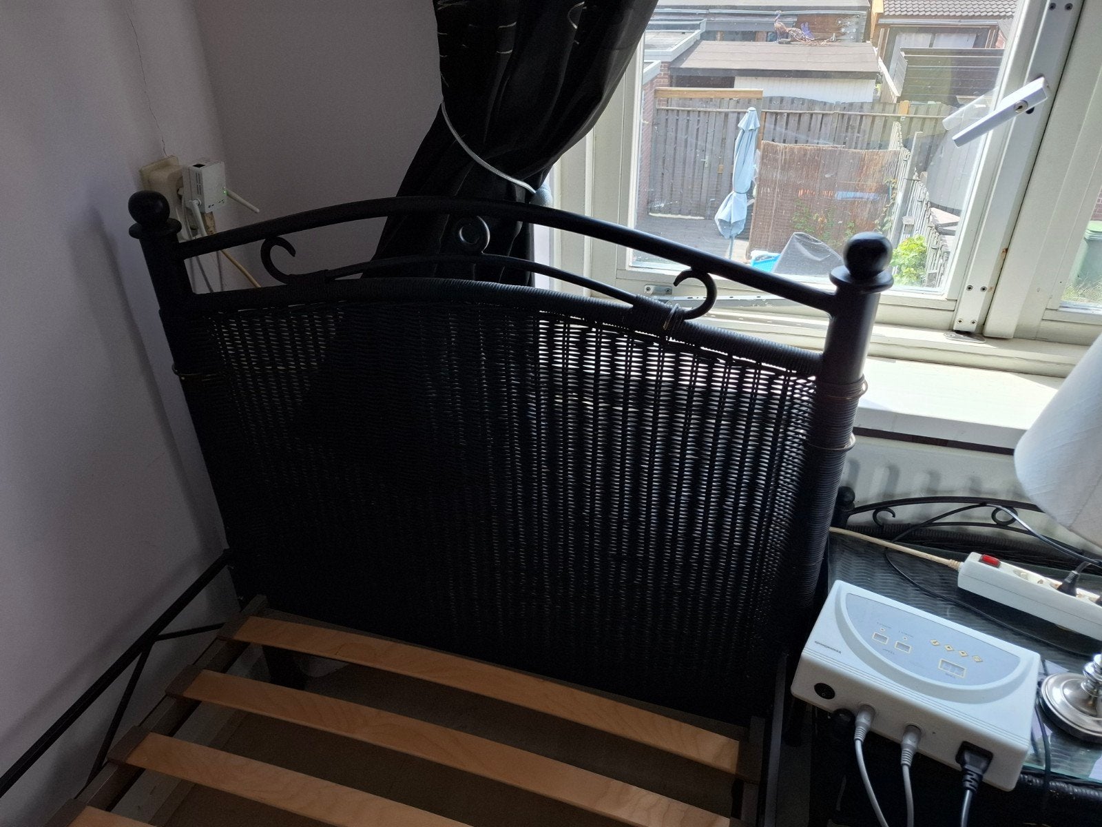 een persoons bed van ijzer en rotan, Ophalen, Eenpersoons, Hout, 90 cm