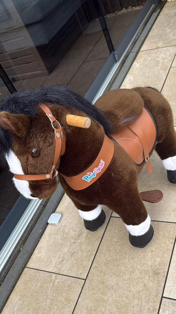 Rijdend speelgoed paard! Met rem en geluid ., Ophalen, Zo goed als nieuw