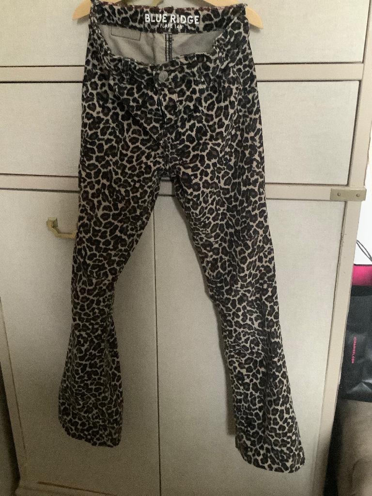 146 flare blue ridge leopard, Kinderen en Baby's, Kinderkleding | Maat 146, Broek, Meisje, Ophalen of Verzenden, Zo goed als nieuw