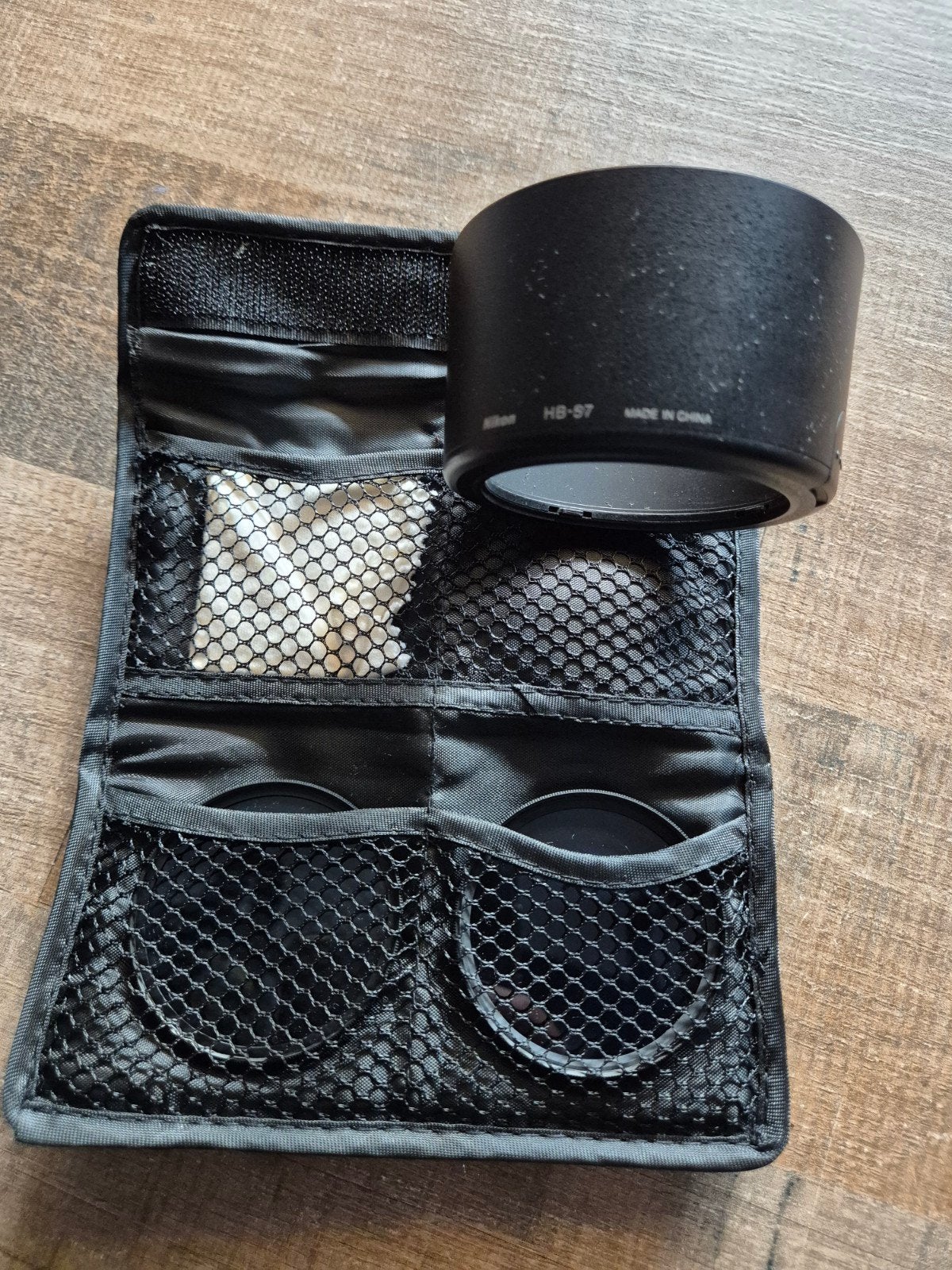 Nikon zonnekap HB-57 met 2 UV filters, Gebruikt, Inclusief opbergcase, UV-filter, Ophalen of Verzenden