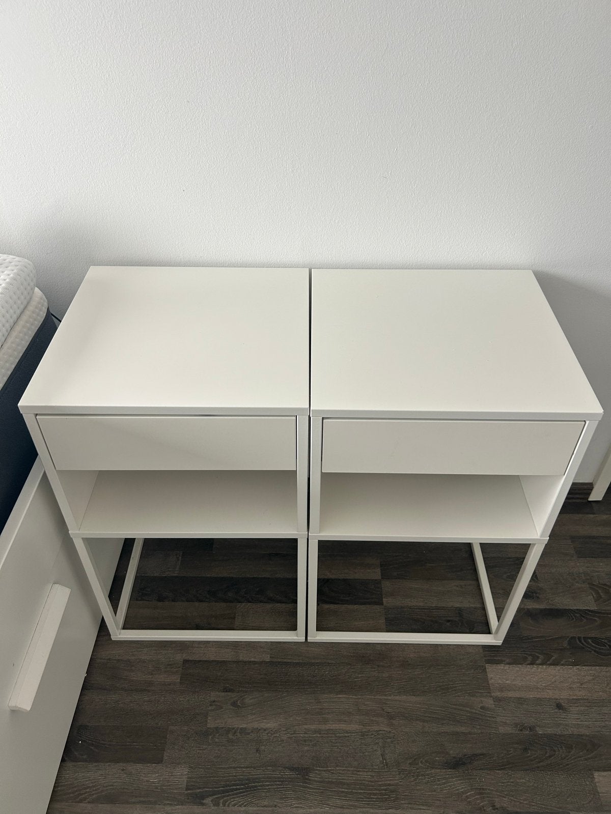 2x IKEA Vikhammer Nachtkastje, wit, 40x39 cm, Ophalen, Minder dan 45 cm, Zo goed als nieuw, Minder dan 55 cm