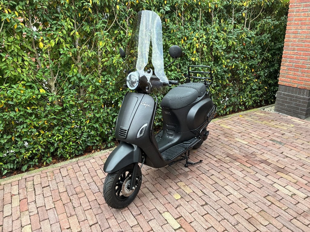 Scooter Capri Santini Zwart.Bj 2022 Km7600 Zwart  Izgst €675, Maximaal 45 km/u, Zo goed als nieuw, GTS, Benzine