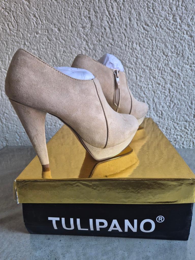 Beige Suède Enkellaarsjes Tulipano met Hak - STUNT € 5, Kleding | Dames, Schoenen, Ophalen, Nieuw, Beige, Lage of Enkellaarzen