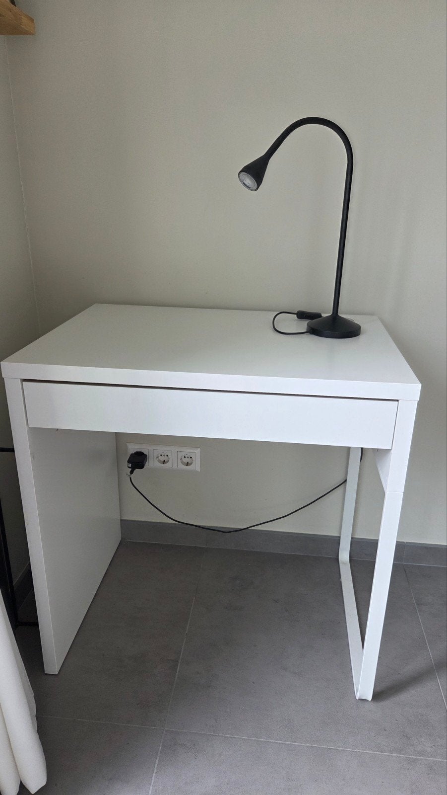 IKEA MICKE Bureau Wit - Compact en Functioneel, Huis en Inrichting, Met lades, Spaanplaat of MDF, Ophalen of Verzenden, Zo goed als nieuw