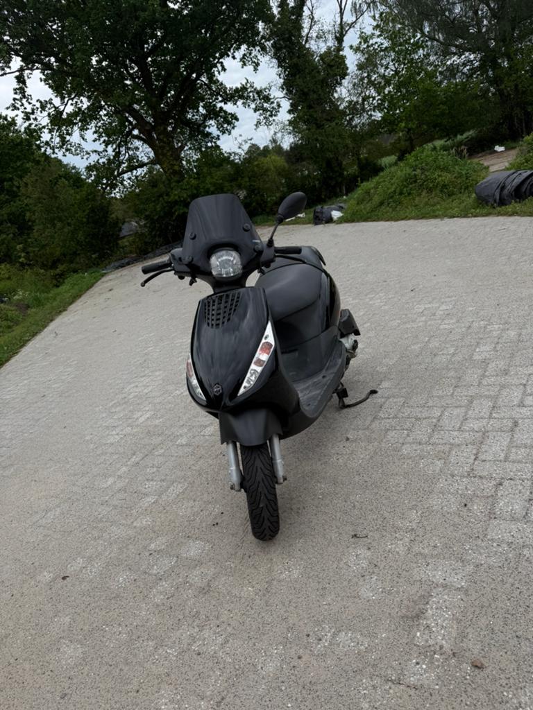 Zip 4t ruilen, Fietsen en Brommers, Scooters | Piaggio, Ophalen of Verzenden, Zo goed als nieuw, Benzine, Zip