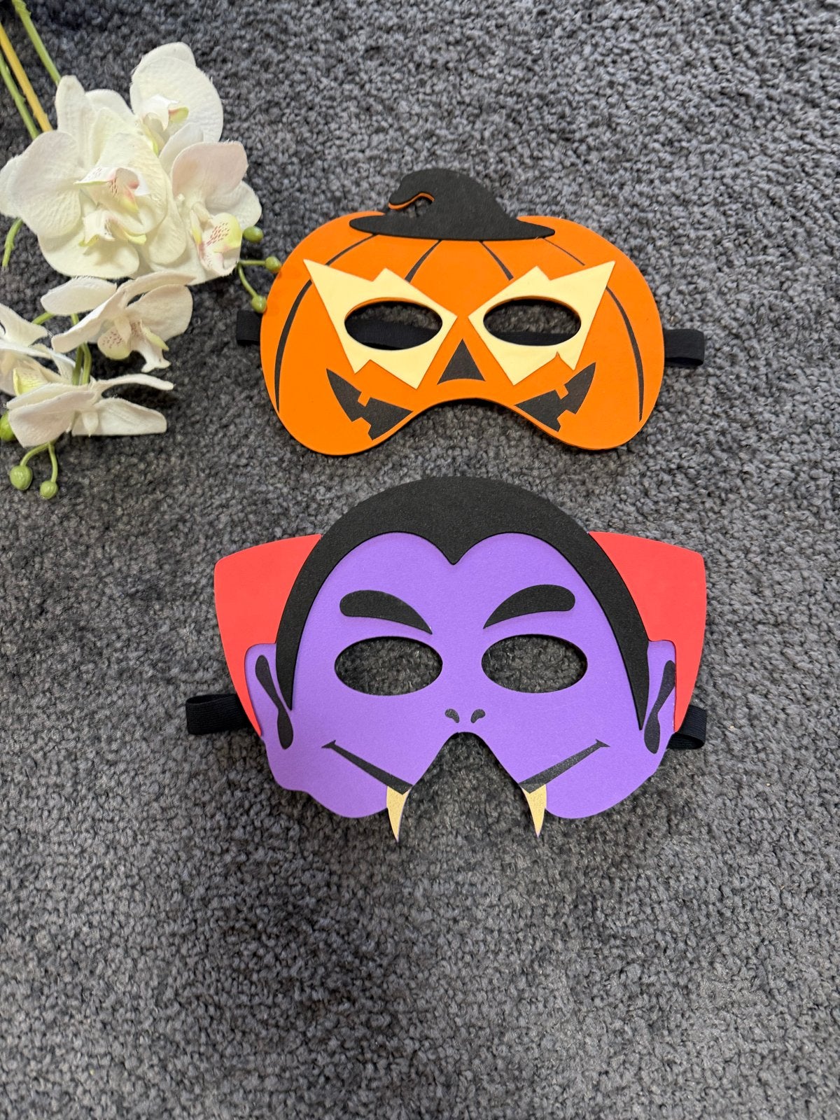 NİEUW, set van 2 foam Halloween maskers: Pompoen & Vampier, Ophalen of Verzenden, Nieuw, Feestartikel, Halloween of Griezel
