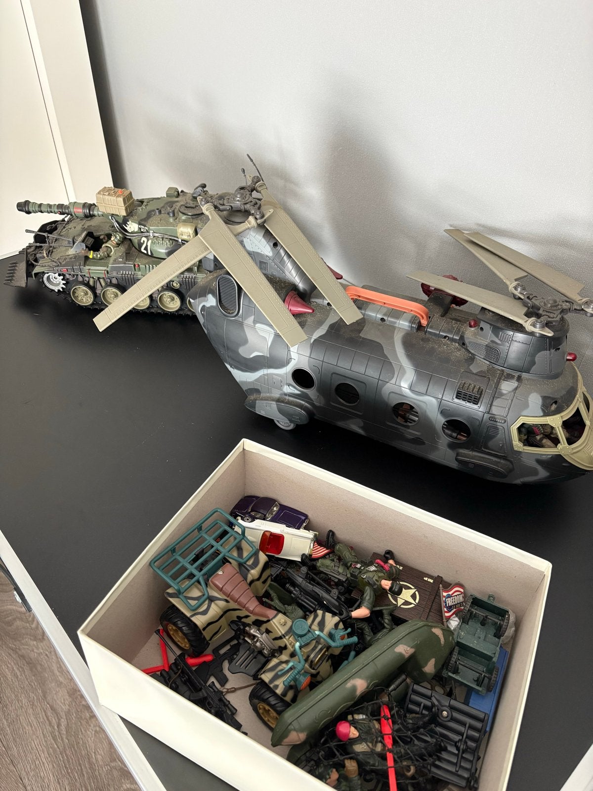 Speelgoed set: Soldaten, Jeep, Tank en Chinook Helikopter, Ophalen, Gebruikt, Jongen