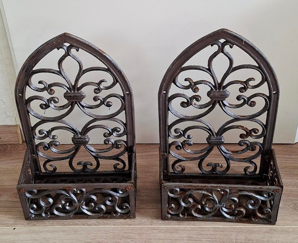 2 gotische plantenrekjes van Esschert design, gietijzer, Ophalen