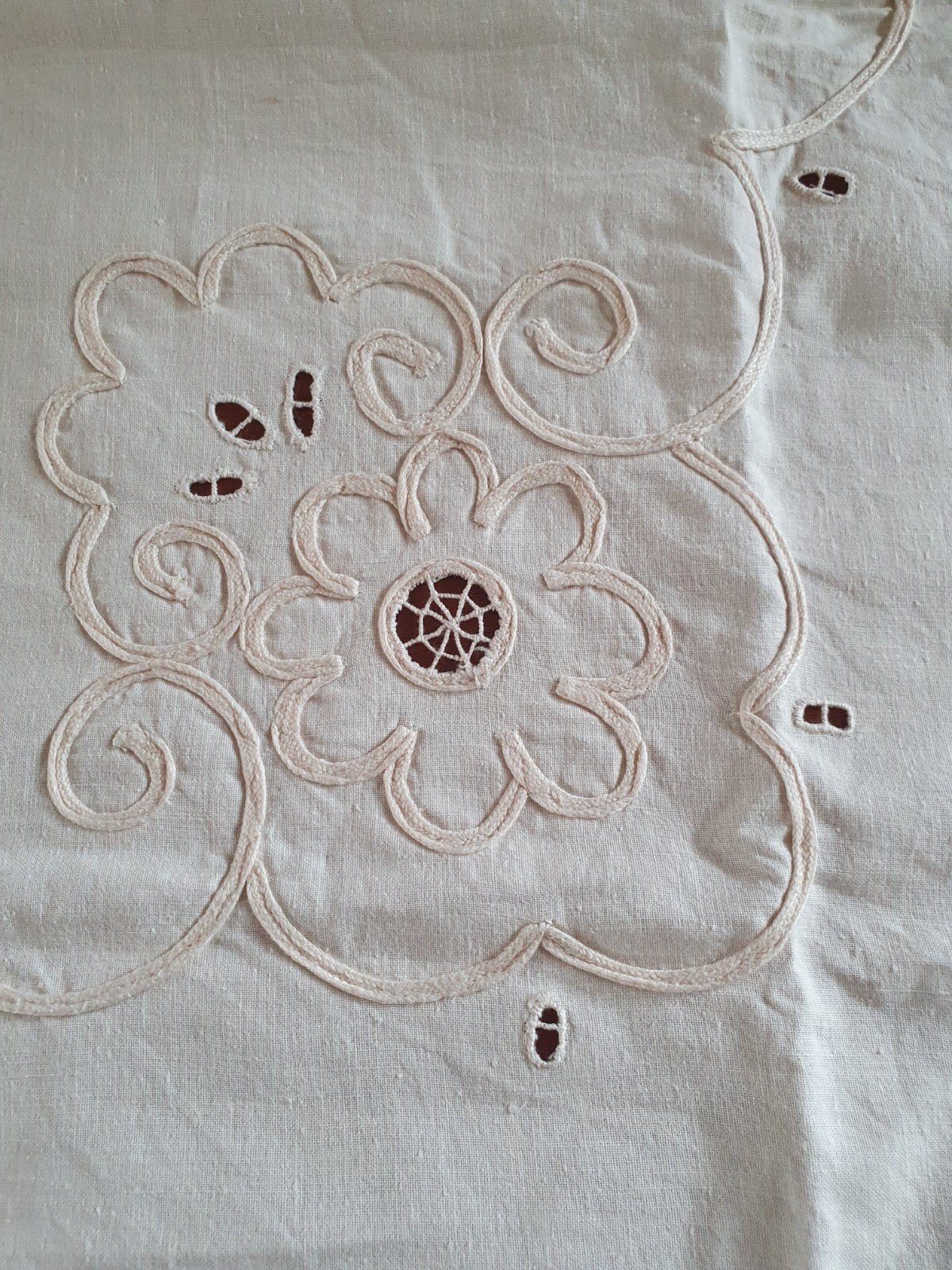 Vintage geborduurd tafelkleed met bloemmotief, Huis en Inrichting, Ophalen of Verzenden, Zo goed als nieuw, Katoen, Beige
