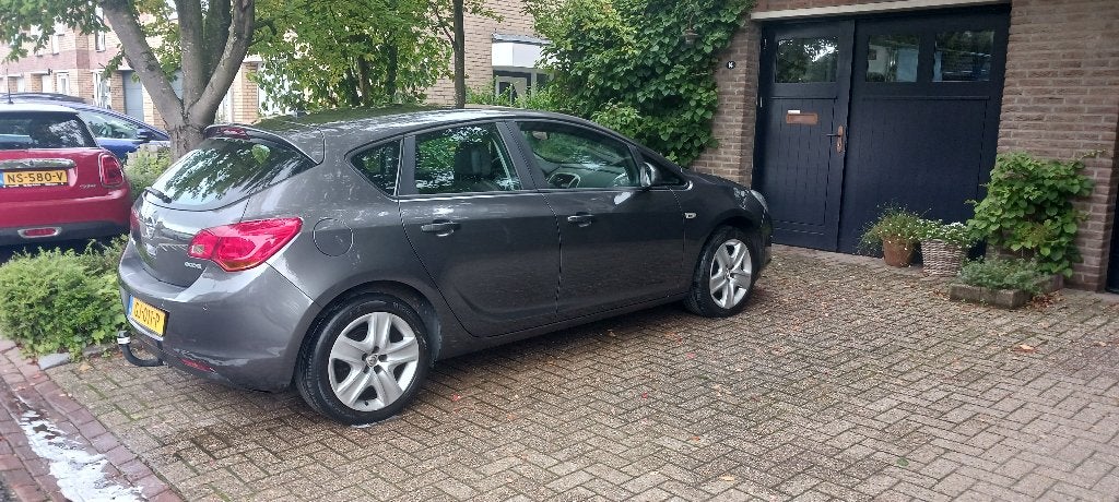 Opel Astra 1.4 74KW 5D 2011 Grijs, Auto's, Voorwielaandrijving, Stof, 4 cilinders, Trekhaak