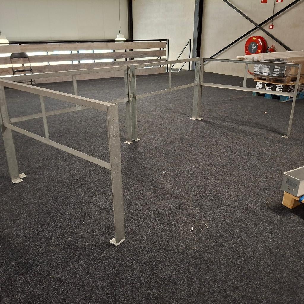 metalen klantgeleidings hek, Ophalen, Hubo beek en donk, Zo goed als nieuw, Beekendonk@hubo.nl