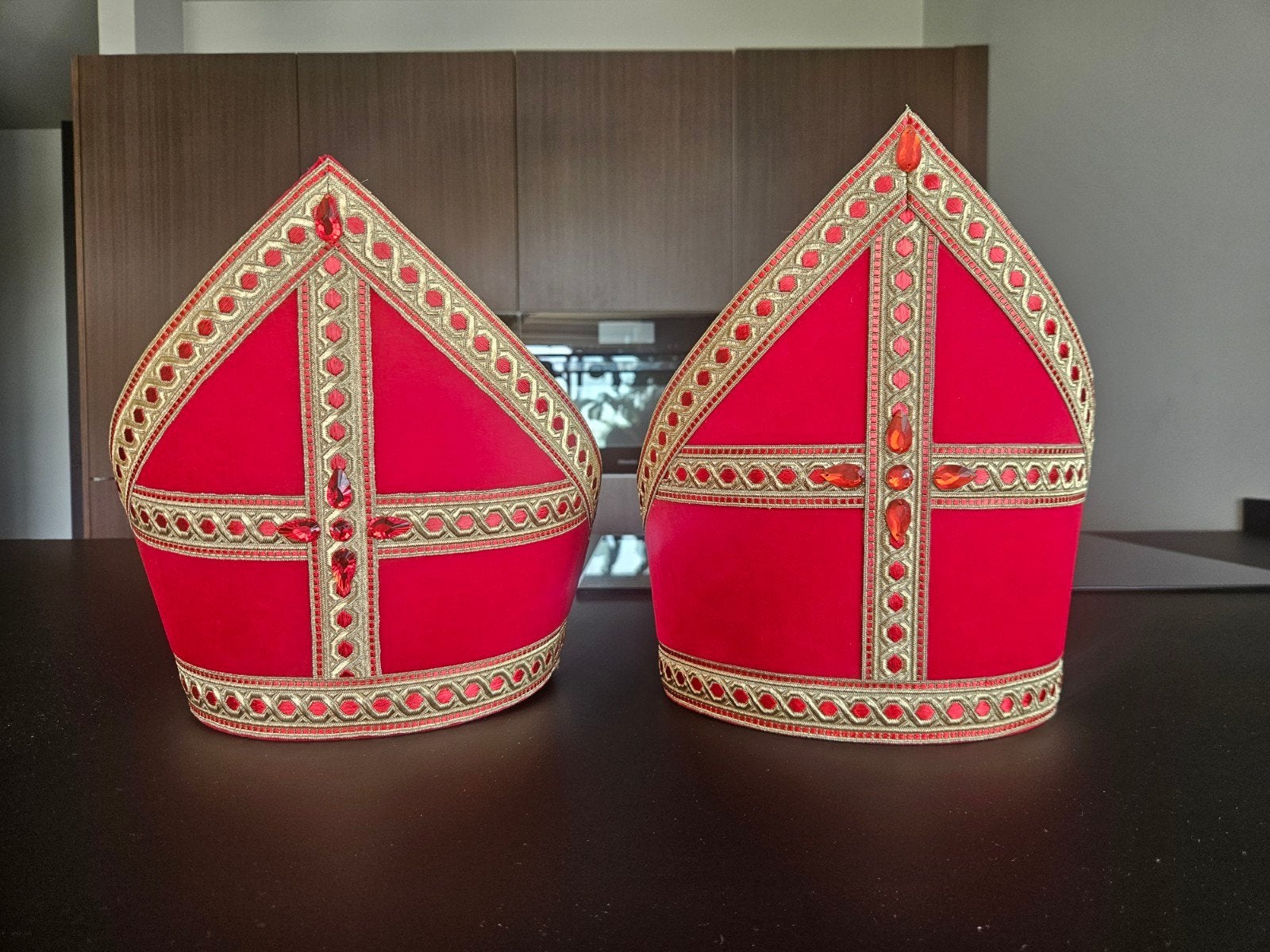 2 mijters te koop uit het Atelier van Sinterklaas maat 60, Diversen, Ophalen of Verzenden