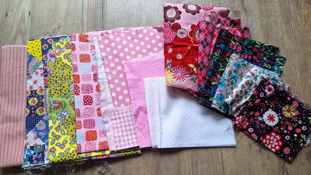 Lapjes stof met roze motiefjes, Nieuw, Ophalen of Verzenden, 30 tot 120 cm, Katoen