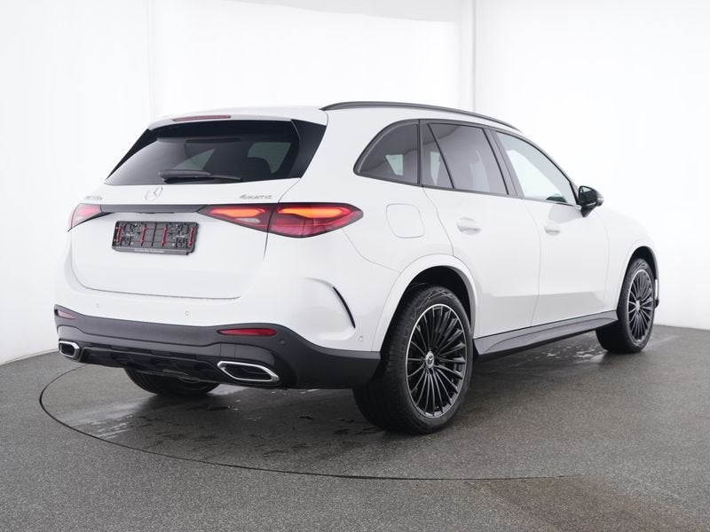 Mercedes-Benz GLC 300 e 4MATIC AMG Plug-In Hybride AMG-Line, Auto's, Automaat, 12 maanden, Zwart, Wit