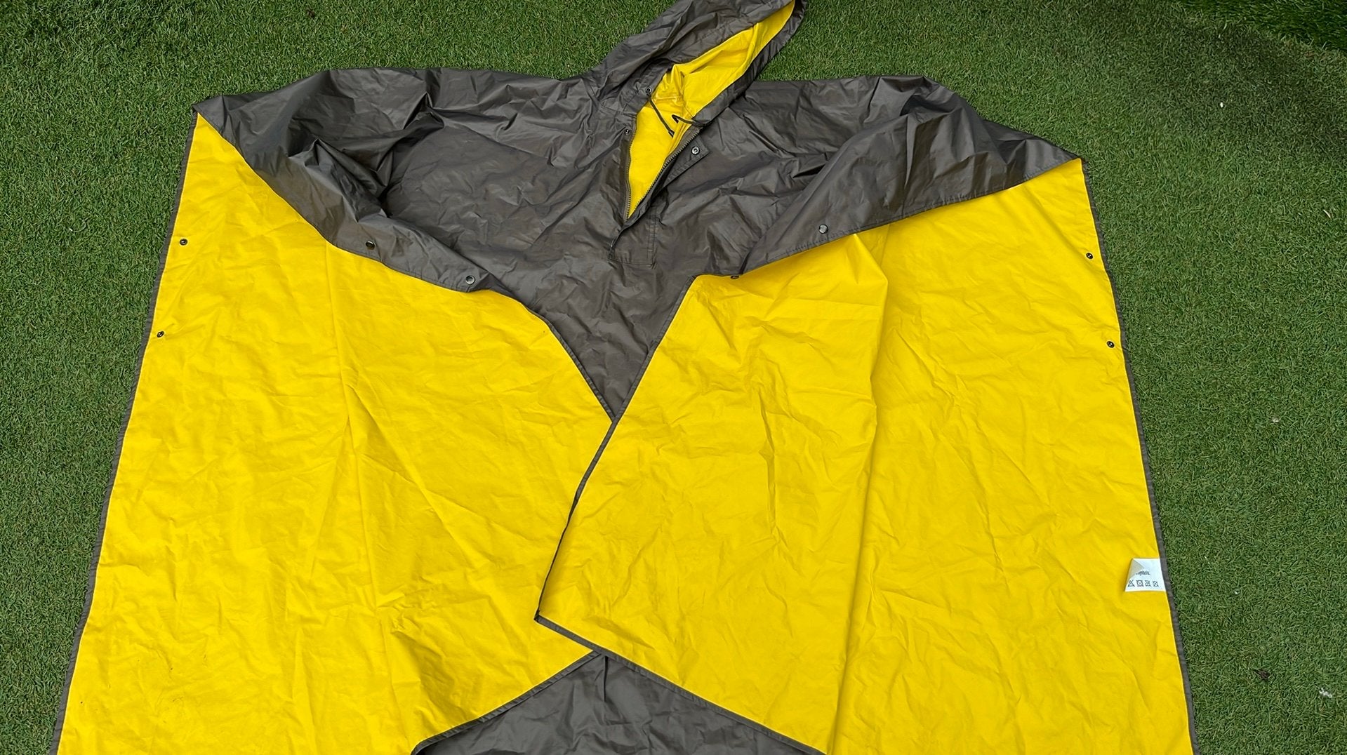 Grote regencape, leger groen , binnenkant geel, Caravans en Kamperen, Regenkleding, Ophalen of Verzenden, Zo goed als nieuw