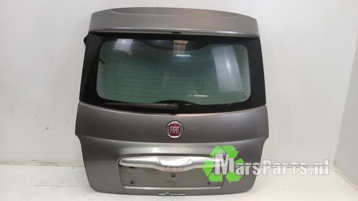 Achterklep van een Fiat 500 (695)