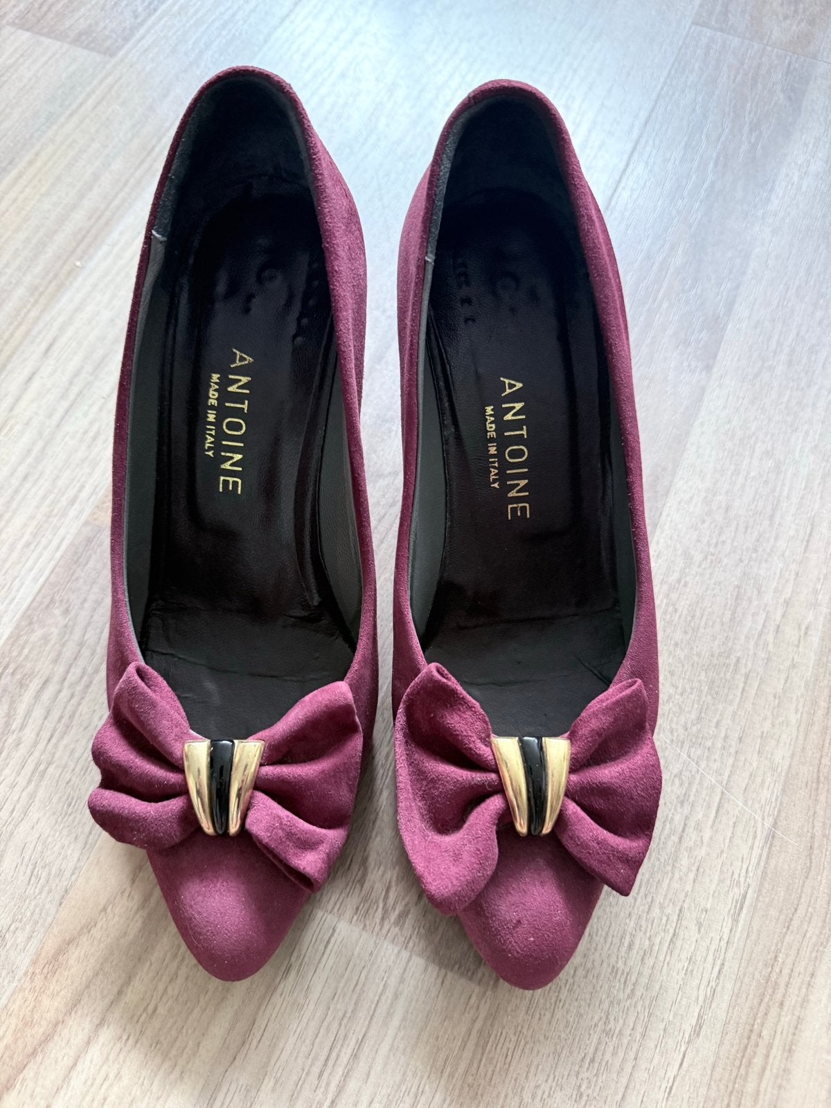 Antoine Pumps Bordeauxrood met Strik - Maat 38.5, Ophalen of Verzenden, Gedragen, Rood, Schoenen met lage hakken