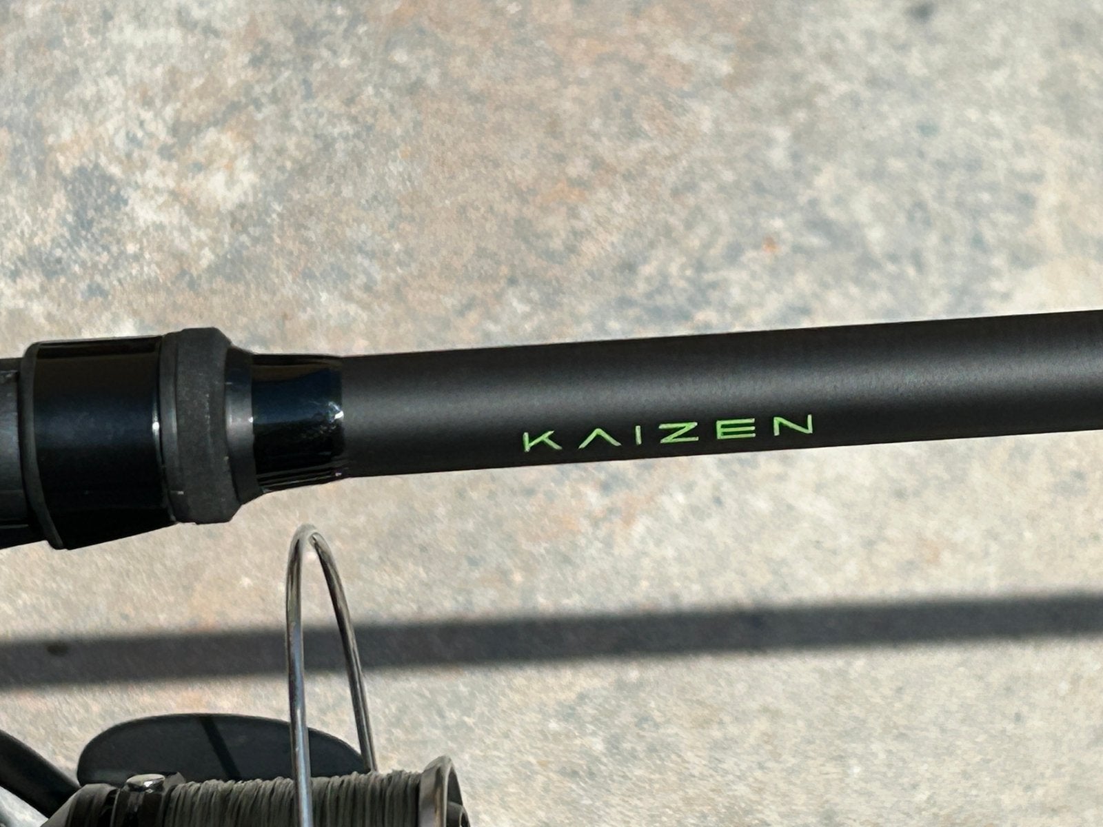 Korda KAIZEN GREEN + Shimano 14000XTB +. Axispod, Watersport en Boten, Hengelsport | Karpervissen, Ophalen, Zo goed als nieuw