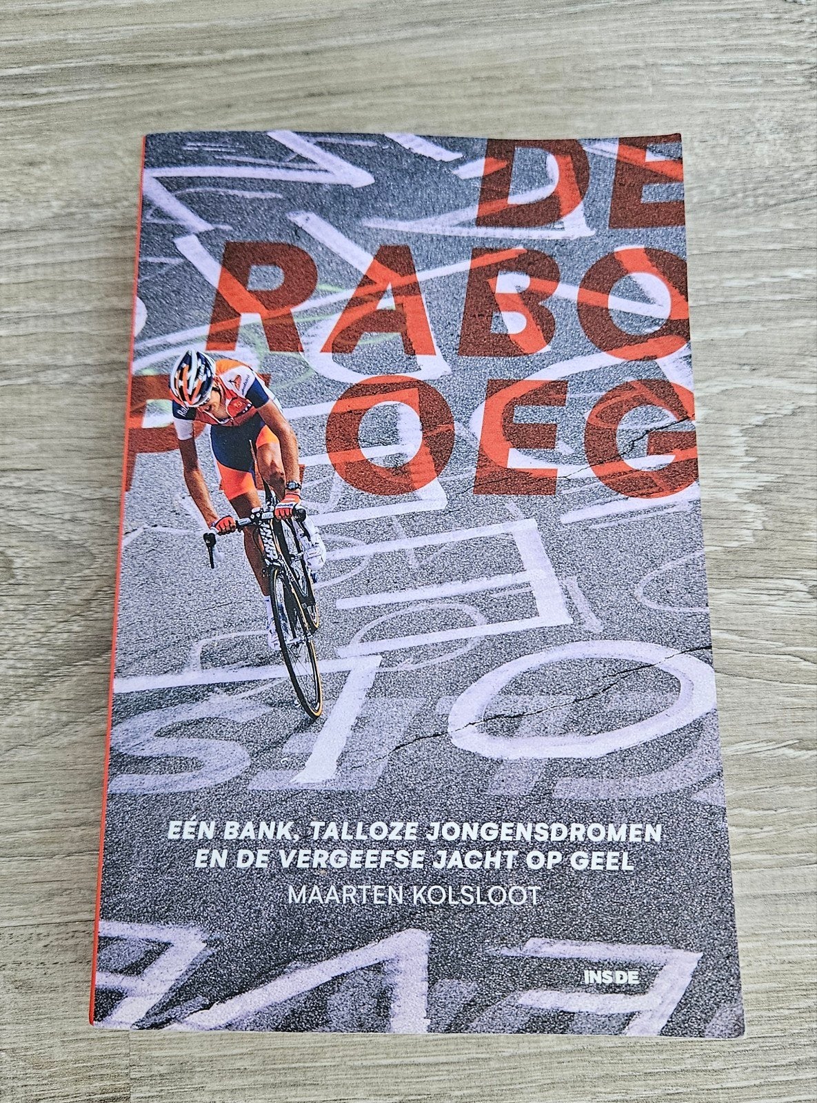 De Raboploeg - Een bank, talloze jongensdromen, Boeken, Ophalen of Verzenden, Zo goed als nieuw, Maarten Kolsloot, Lopen en Fietsen