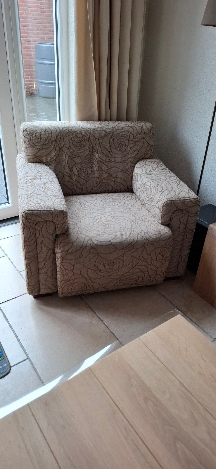 Comfortabele fauteuil met bloemenpatroon, Huis en Inrichting, Fauteuils, Ophalen, 75 tot 100 cm, Klassiek, Bloemig, 100 tot 125 cm