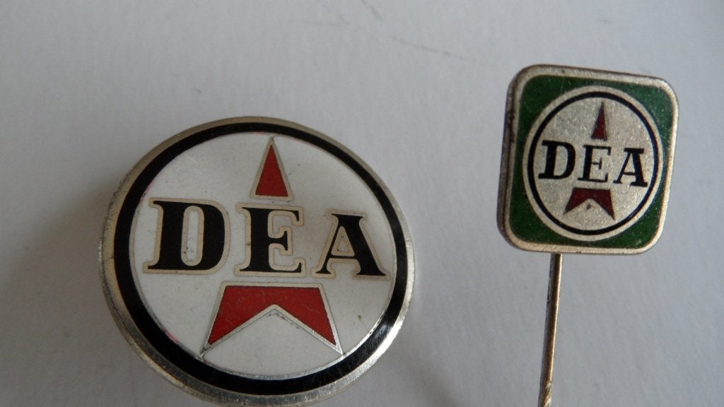DEA motorolie spelden 2 x, geëmailleerd, Verzamelen, Verzenden, Gebruikt, Merk, Speldje of Pin