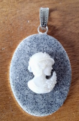 Zilverkleur granito polymeer/schelp camee hanger.40x30,5mm, Ophalen of Verzenden, Nieuw, Grijs, Overige materialen