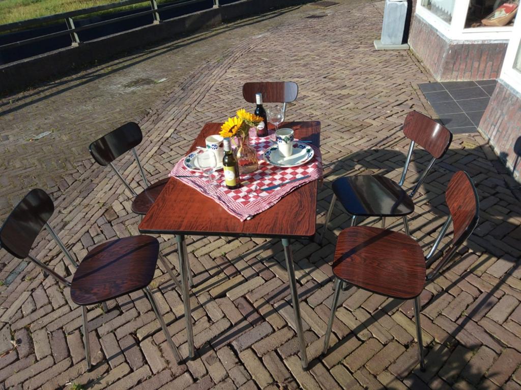 Vintage eettafel met 5 stoelen - Retro design Brabantia, Huis en Inrichting, Tafels | Eettafels, Overige houtsoorten, Gebruikt