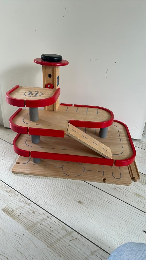 Mooie houten garage met lift, Kinderen en Baby's, Speelgoed | Houten speelgoed, Ophalen of Verzenden, Gebruikt