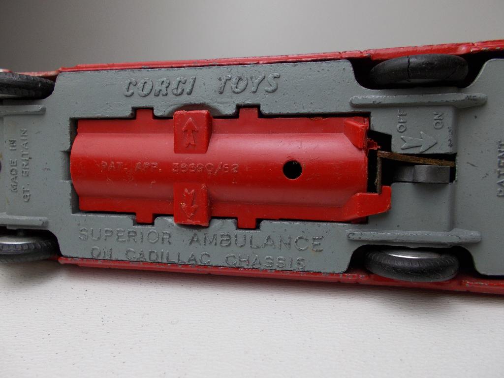 1962 Corgi Toys 437 SUPERIOR AMBULANCE /CADILLAC CHASSIS (E), Ophalen of Verzenden, Zo goed als nieuw, Auto, Corgi