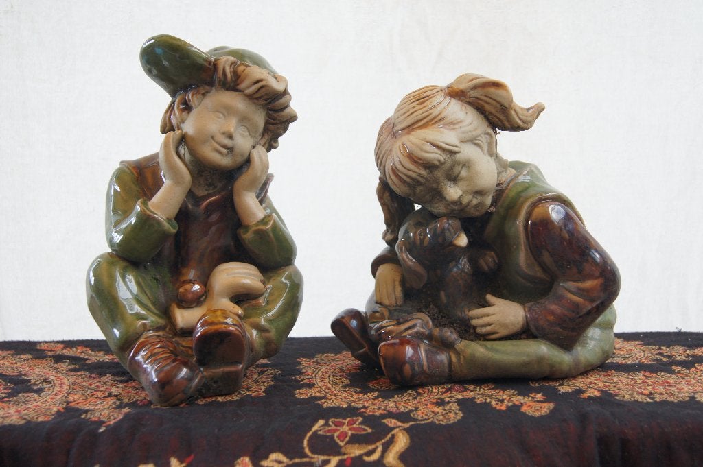 Beeldjes van jongen en meisje met hondje, Groep mensen, Ophalen of Verzenden, 20 - 50 cm, Steen of Keramiek