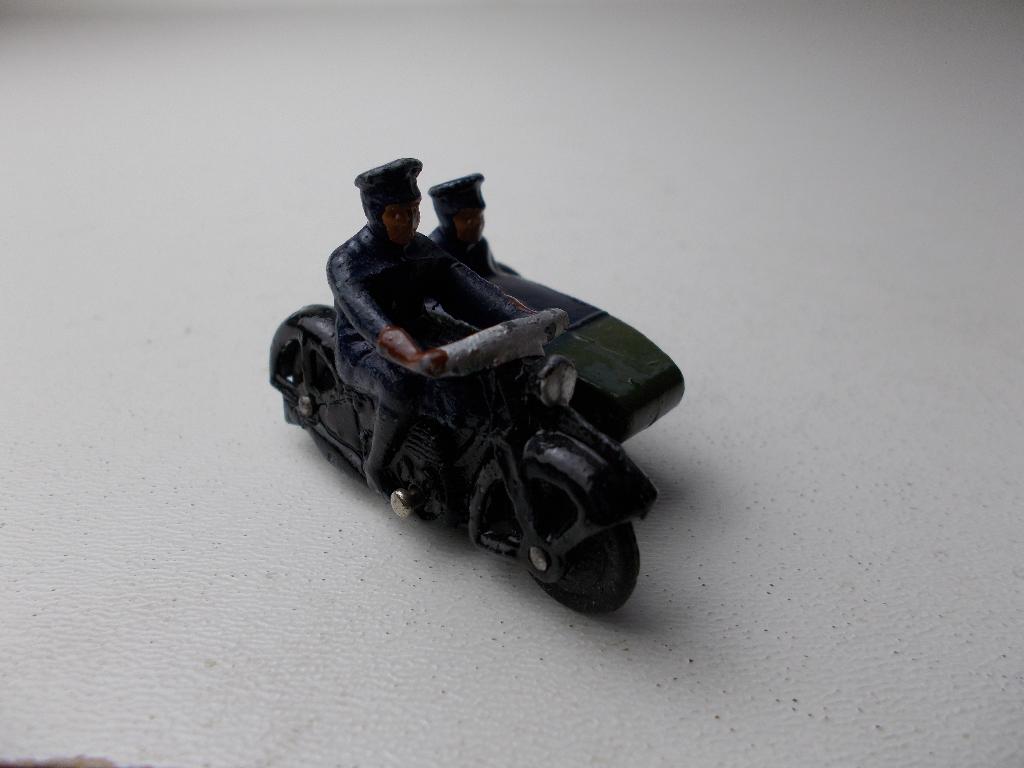 1946 Dinky Toys 42B MOTORCYCLE POLICE PATROL + SIDECAR! Igst, Ophalen of Verzenden, Zo goed als nieuw, Overige typen, Dinky Toys