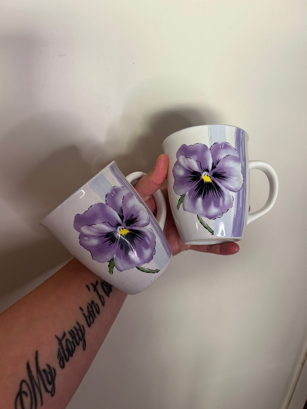 Twee keramieken met paarse bloem, Gebruikt, Overige merken, Keramiek, Landelijk/Boerenbont