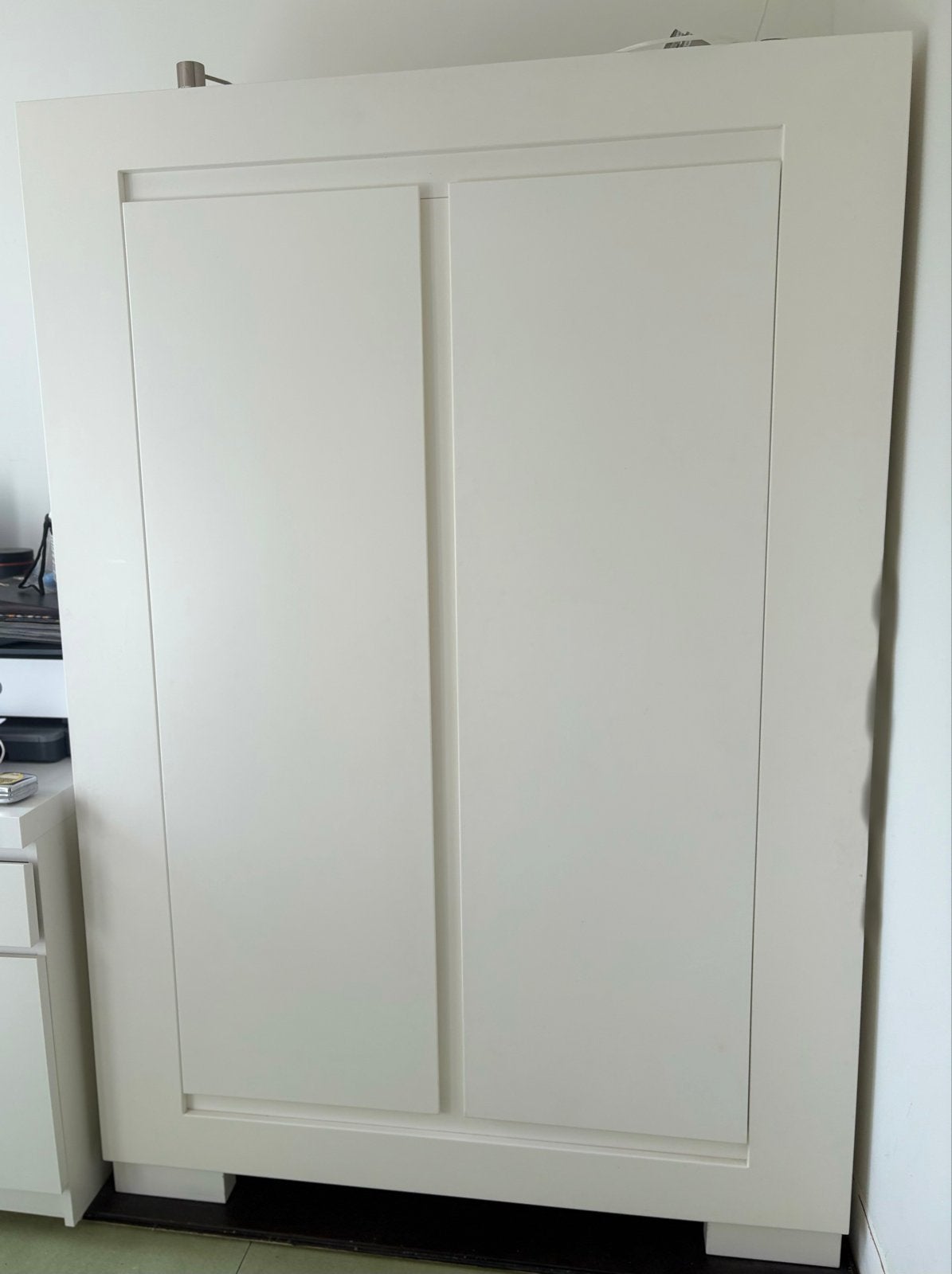 Witte kledingkast greeploos 2 deuren, Ophalen, Gebruikt, 50 tot 70 cm, 105 cm of meer