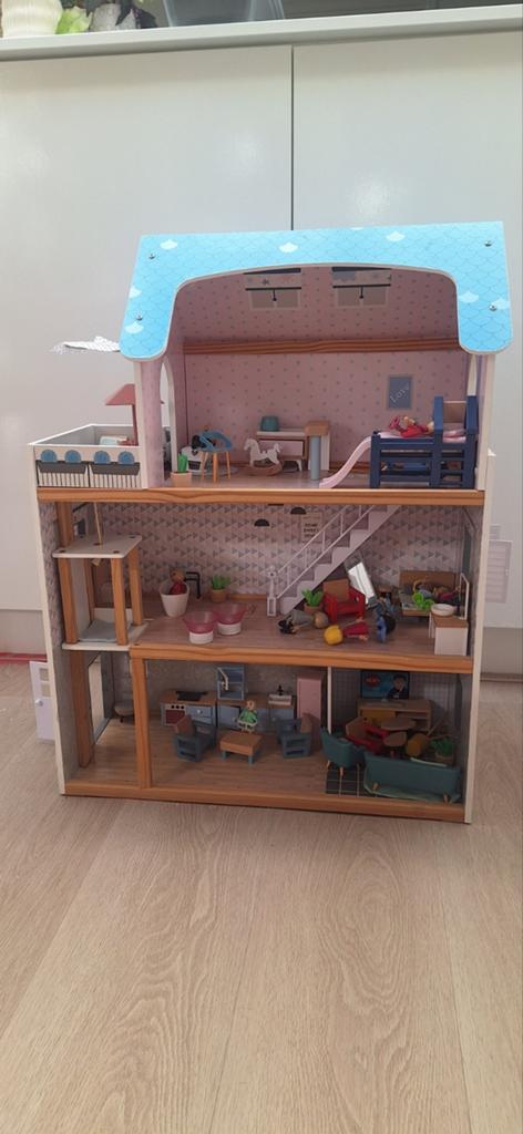 Prachtig poppenhuis met meubels, poppetjes en deurbel, Ophalen, Zo goed als nieuw, Poppenhuis
