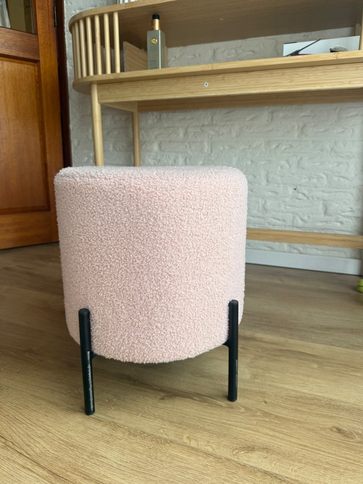 Roze Bouclé Poef met Zwarte Poten, Huis en Inrichting, Ophalen, Minder dan 50 cm, Rond, Zo goed als nieuw