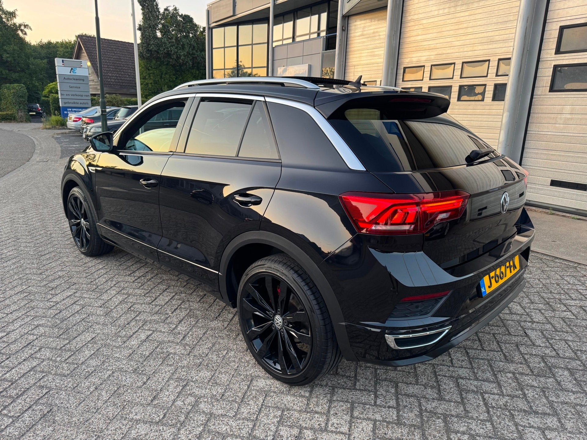 Volkswagen T-Roc 1.5 TSI Sport R-Line DSG,Panodak,Camera, Euro 6, 4 cilinders, Zwart, Bedrijf