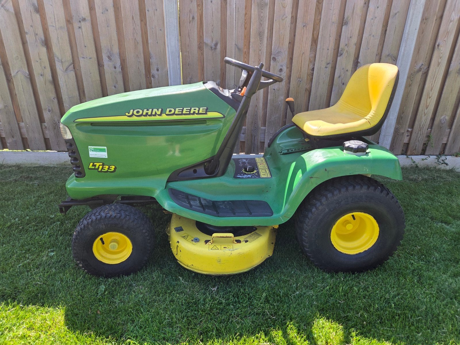 John Deere LT133 Zitmaaier, Cirkelmaaier, Gebruikt, Opvangbak, Benzine-grasmaaier