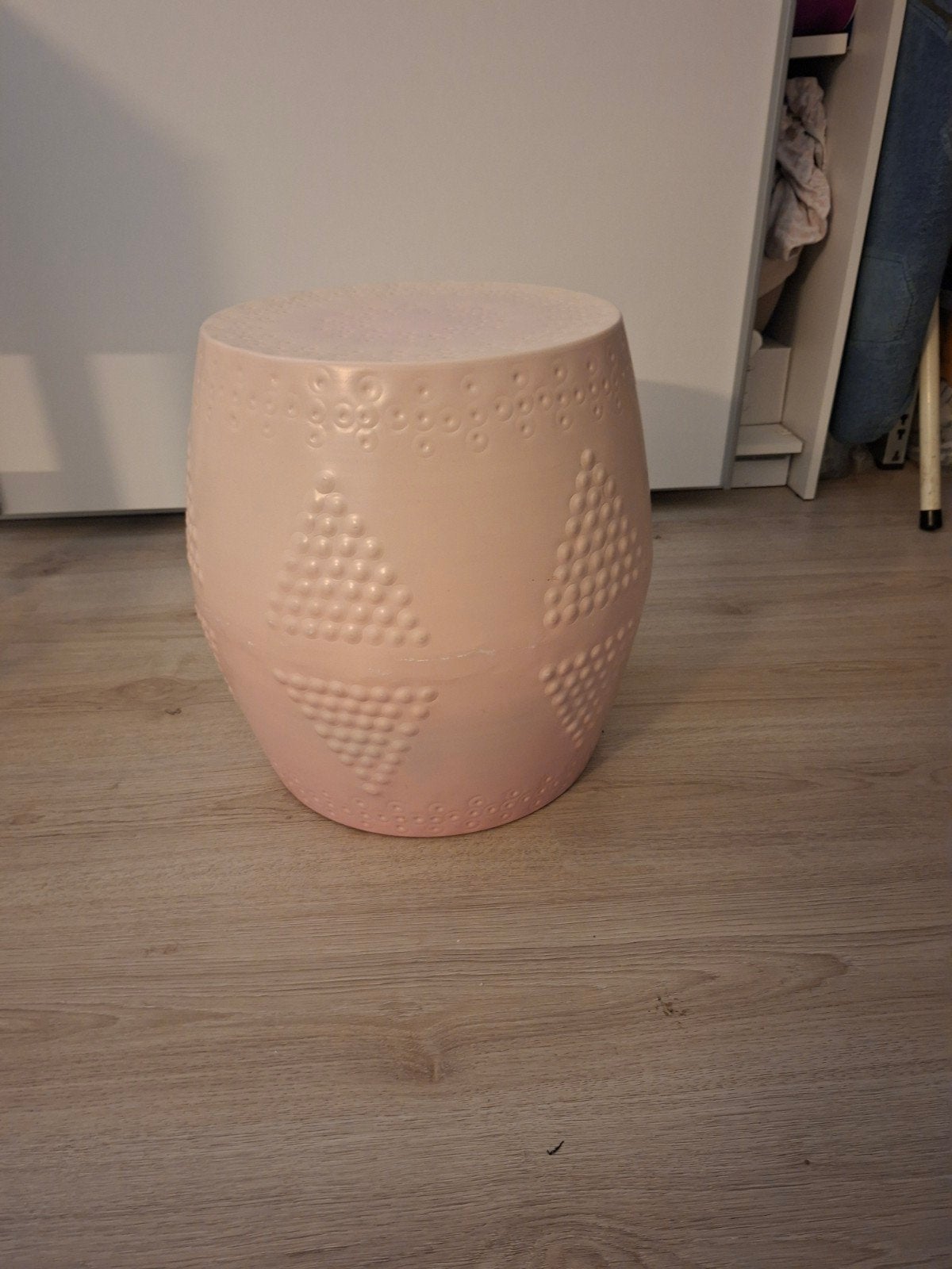 Leuk roze metalen krukje / nachtkastje - Gebruikt, Huis en Inrichting, Ophalen, Gebruikt, Staal