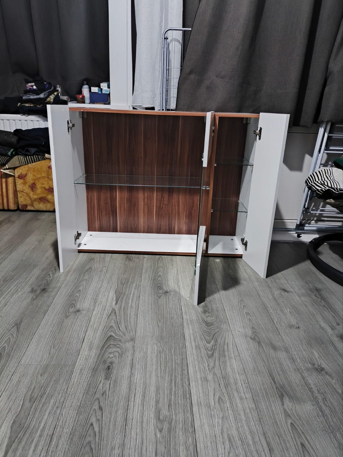 Witte wandkast met glazen planken