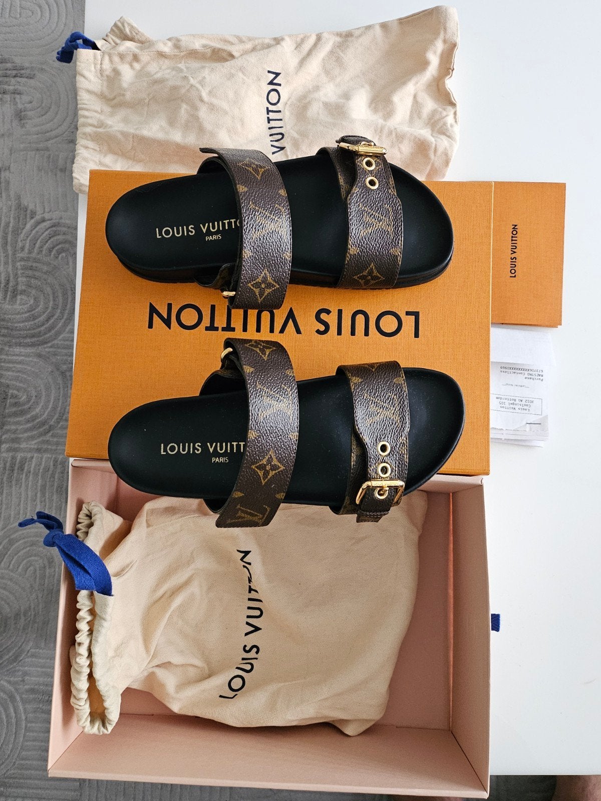 Louis Vuitton Revival Platte Sandalen - Zo goed als nieuw, Slippers, Bruin, Louis Vuitton, Ophalen of Verzenden