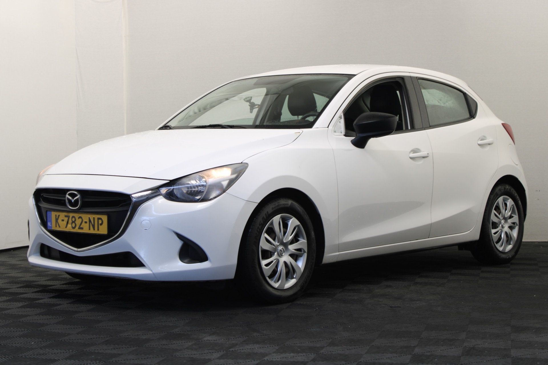 Mazda 2 1.5 Skyactiv-G S (bj 2015), Stof, 4 cilinders, Wit, Bedrijf