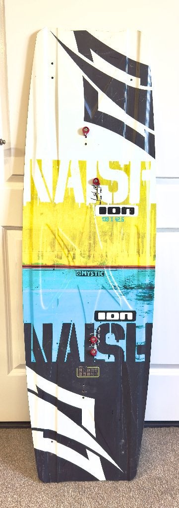 Naish Antic 139 x 42.5 kiteboard / twintip kitesurf board, Twintip, Ophalen of Verzenden, Gebruikt, 4 m² of minder