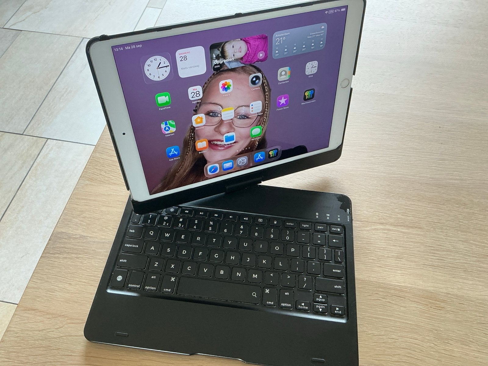 Foto 3 van Apple iPad Air (3e generatie) 64GB Wi-Fi met toetsenbord