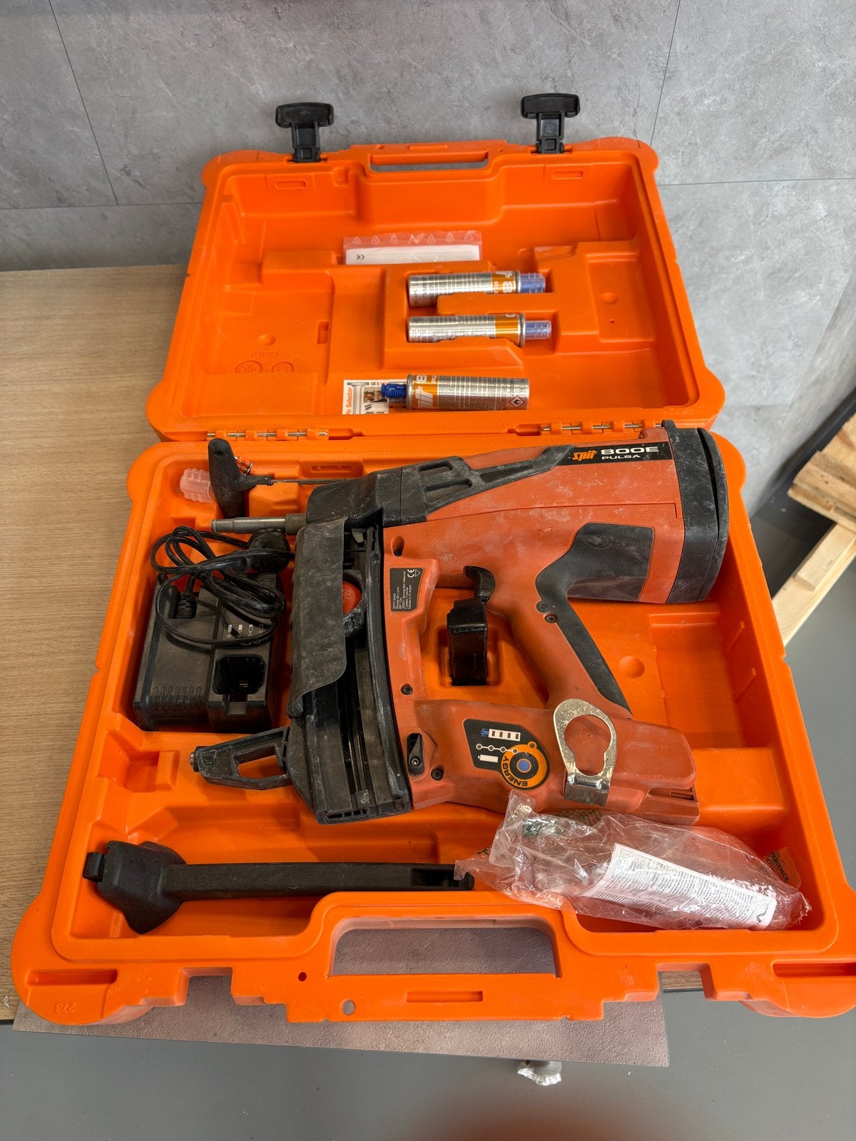 Spit 800E Pulsa Gas Nagelpistool - Zo goed als nieuw, Doe-het-zelf en Verbouw, Ophalen, Zo goed als nieuw