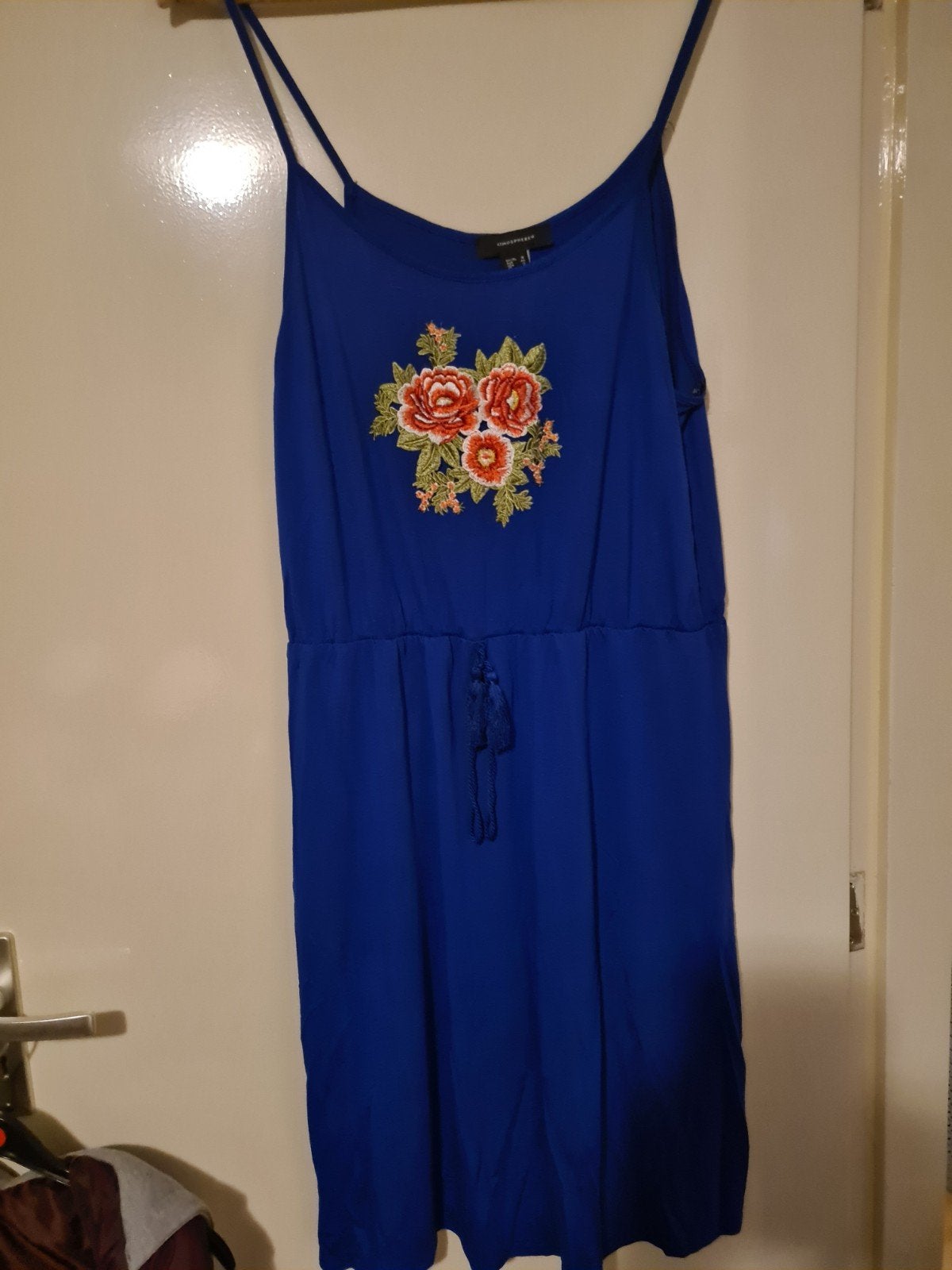 Blauwe jurk met bloemenborduursel - Maat 44, Atmosphere, Blauw, Maat 42/44 (L), Ophalen of Verzenden