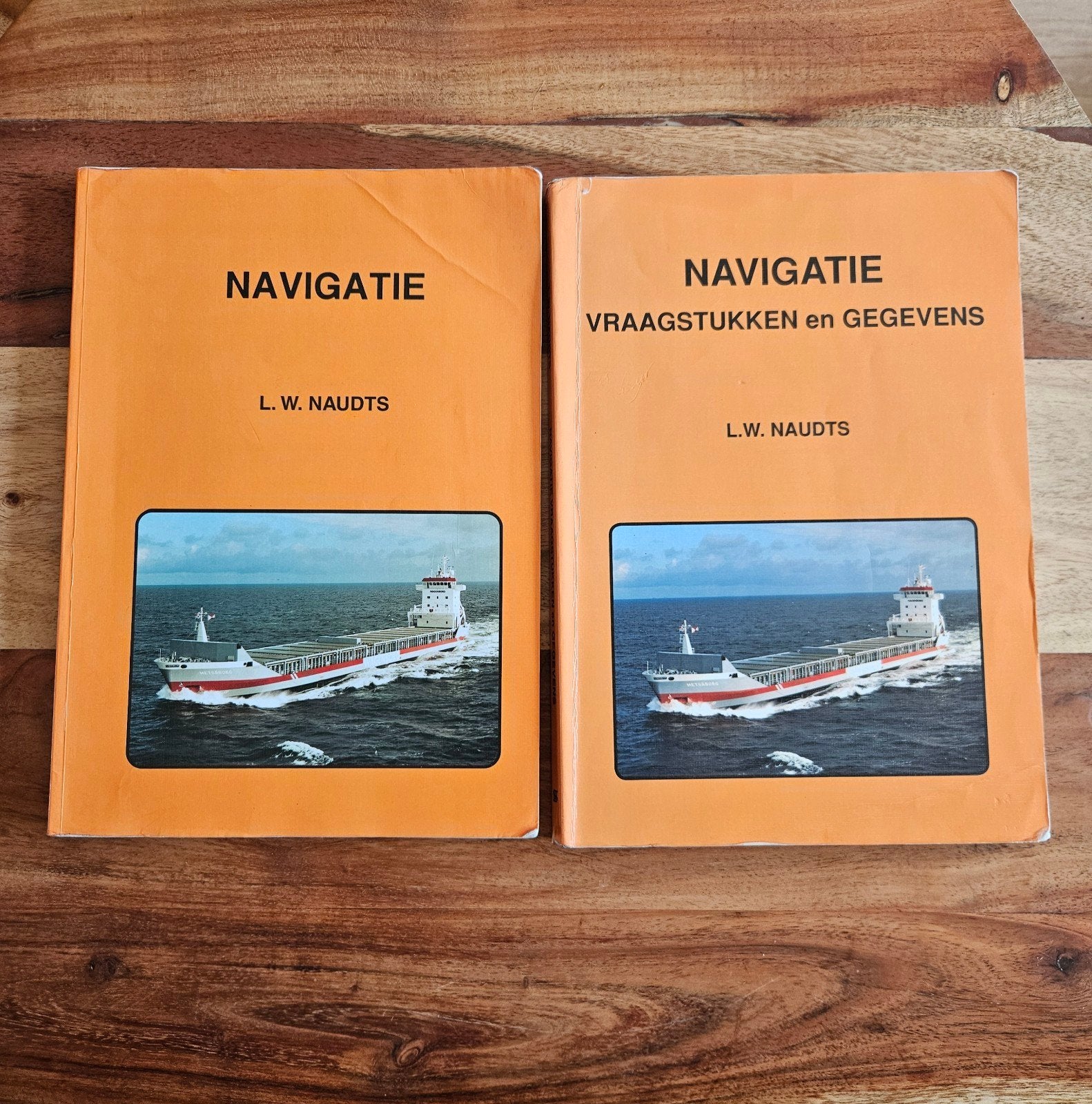 2 boeken: Navigatie en Navigatie Vraagstukken en Gegevens, Ophalen of Verzenden, Gelezen