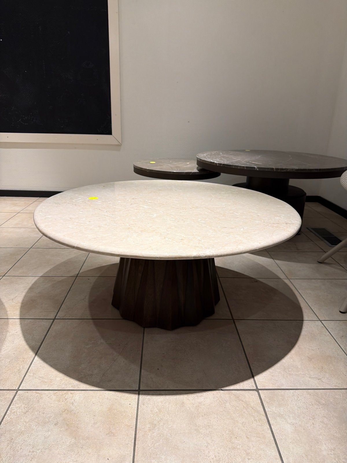 Salontafel rond 90 cm met lichte scheur in blad, Ophalen, Japandi, Rond, Nieuw